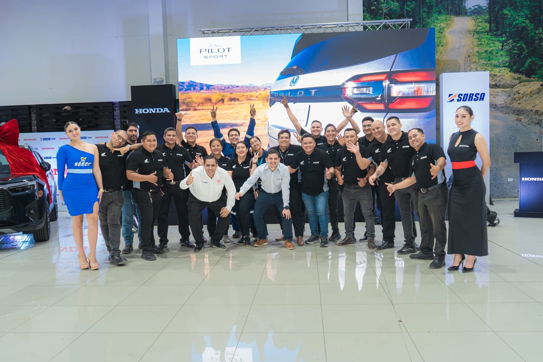 Equipo Sorsa Motors en la inauguración del Honda Center de la Amazonía