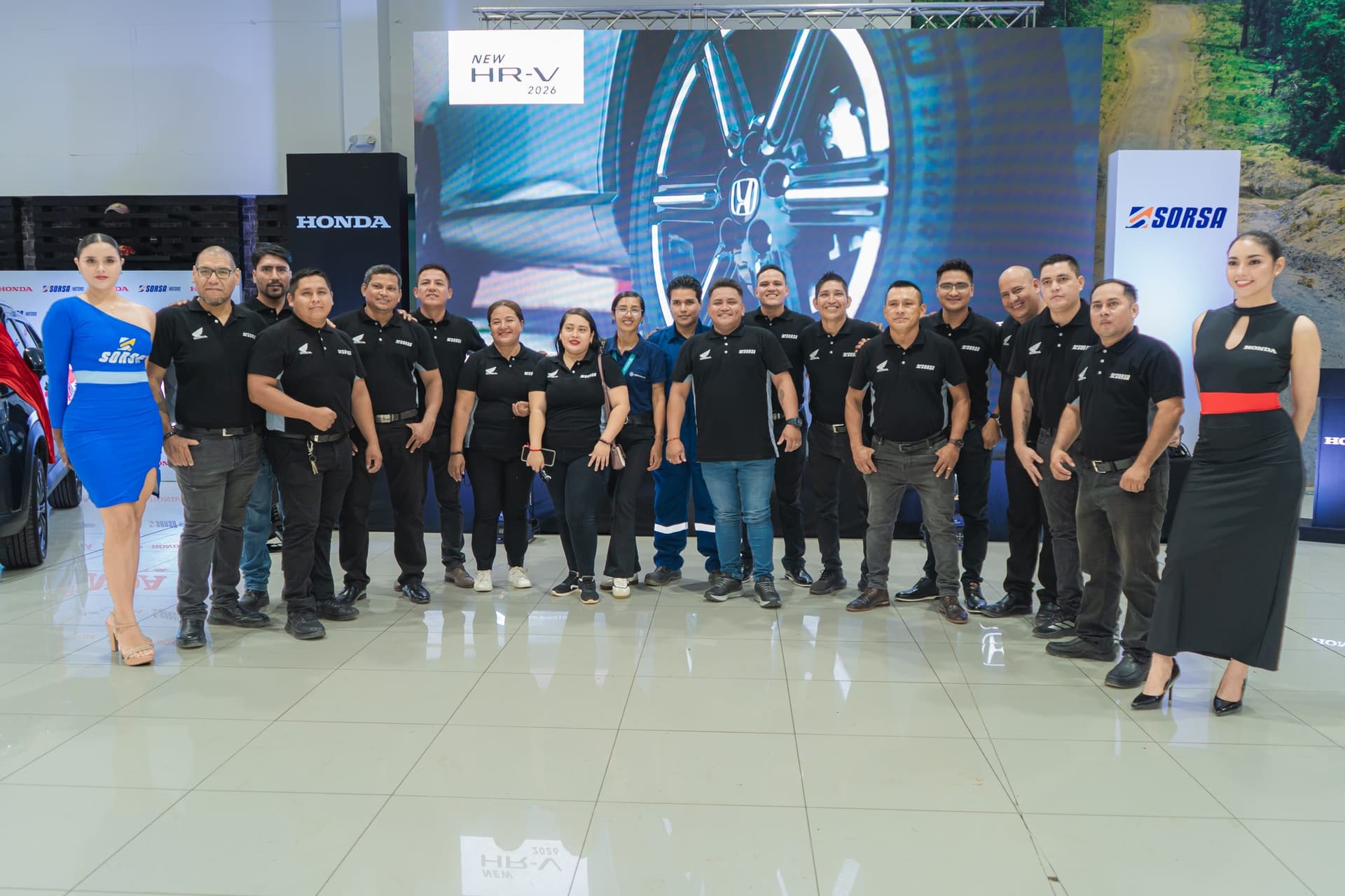 Equipo Sorsa Motors en la inauguración
